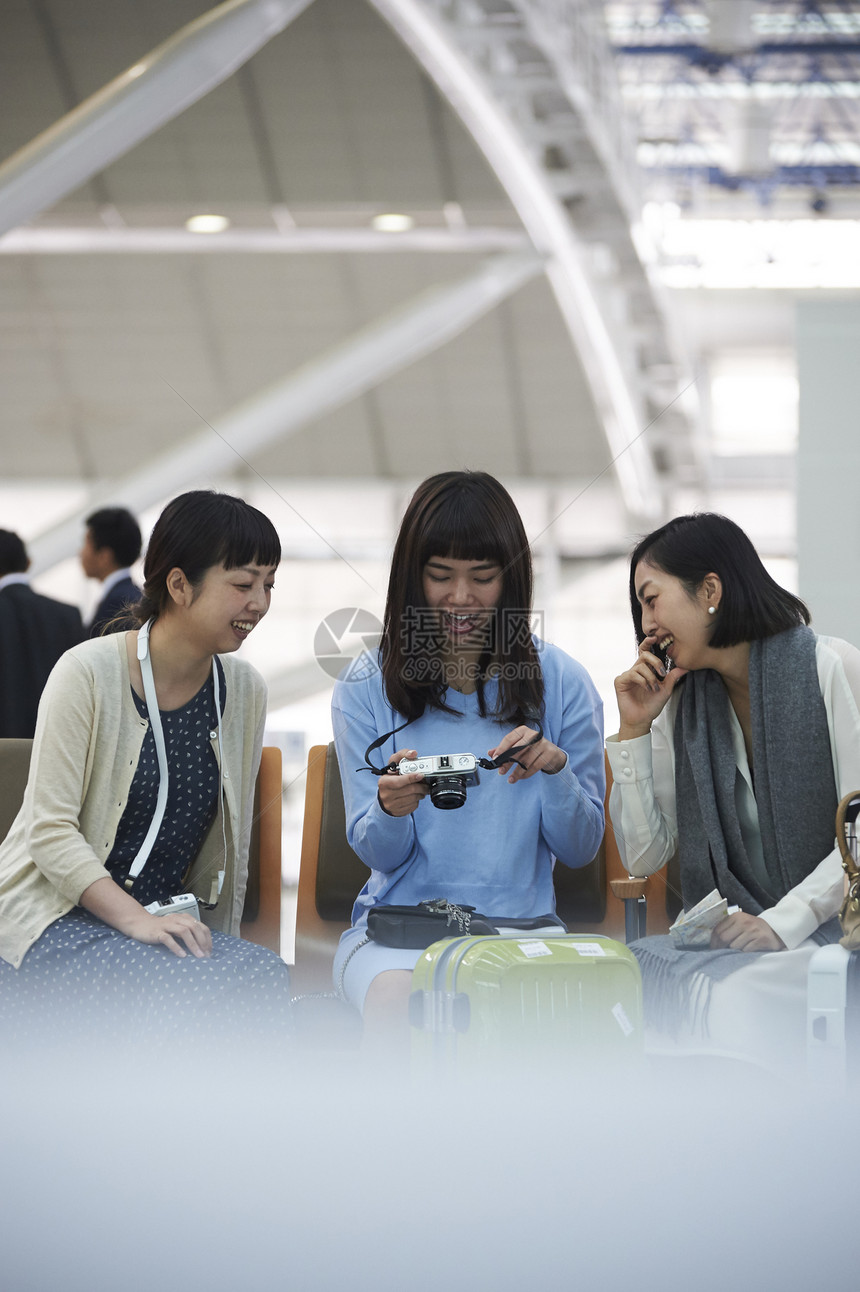 坐在航空站候车室椅子上的女人们图片