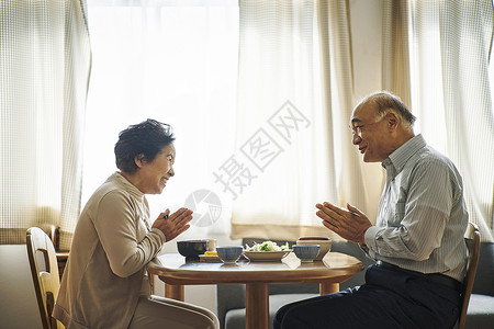老年人坐在一起吃饭图片