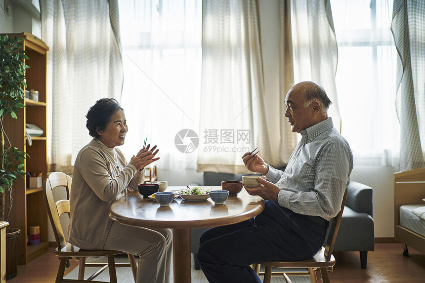 老年夫妻共进午餐图片