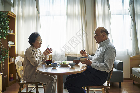 老年夫妻共进午餐图片