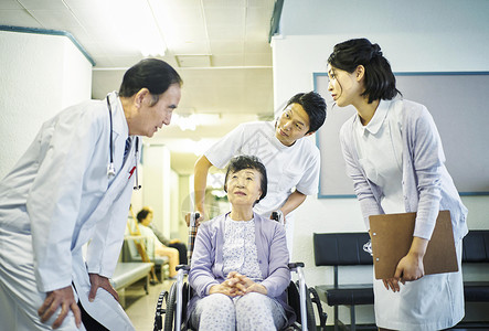 医院走廊上的老年病患与医护人员图片