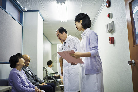医院内沟通交流的医患人员图片