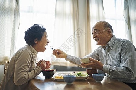 一对老年夫妇在吃饭图片