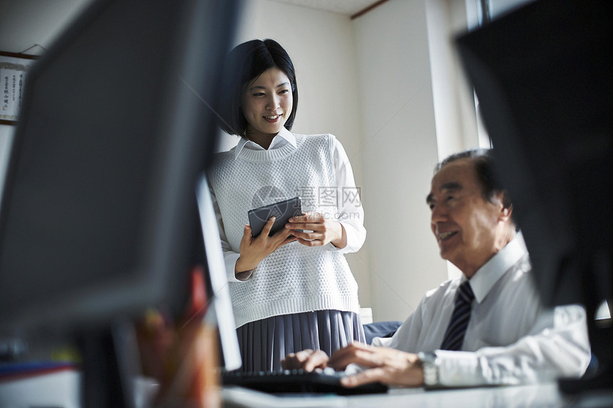 女人来咨询工作的医生老前辈图片