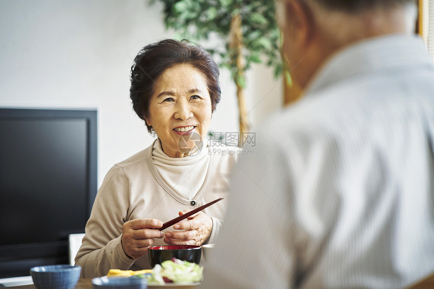 在一起吃饭的老年夫妻图片