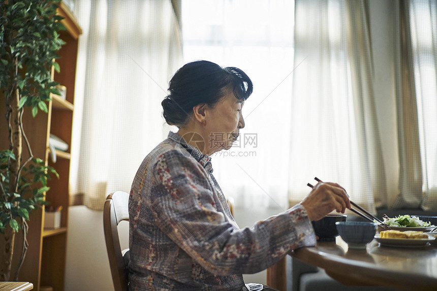 在一起吃饭的老年夫妻图片