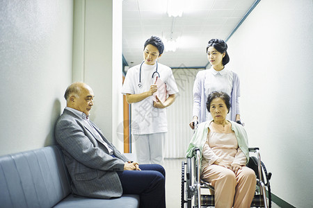 在交谈的医护人员和老年病人图片