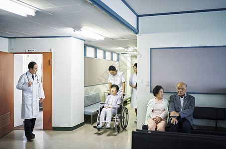 医院内做护理的老年人们背景图片