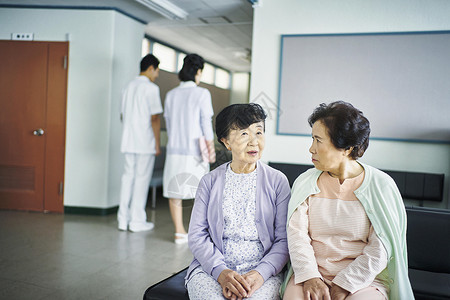 在医院做护理的老奶奶在聊天高清图片