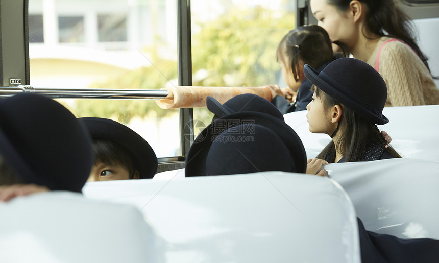 乘坐巴士的小朋友们图片