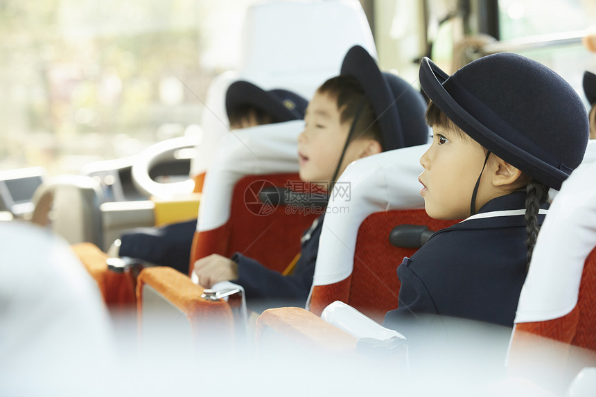  乘坐校园巴士的学生图片