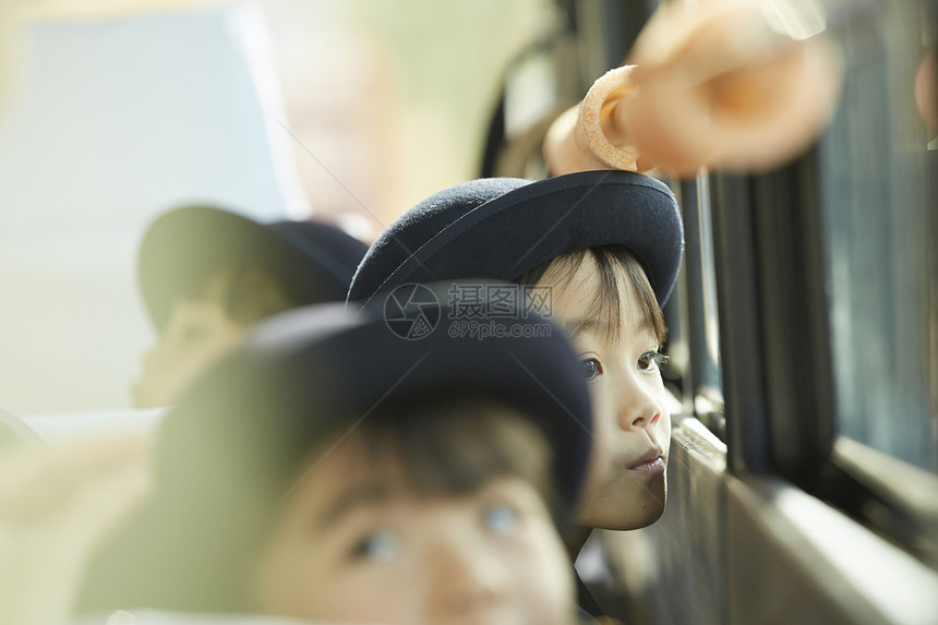  看向车窗外的小学生图片