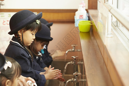排队洗手的孩子们图片