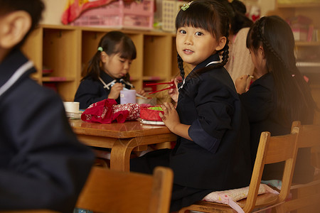 孩子们在学校的午餐时间图片