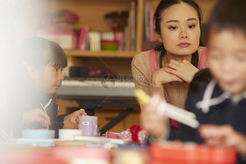 老师监督幼儿园小朋友吃午餐图片