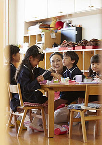 午餐时间的学生和老师图片
