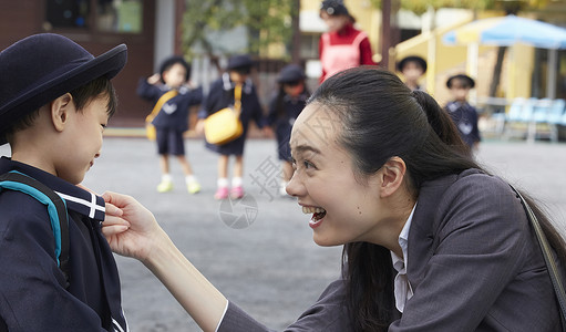  和母亲告别的小学生图片