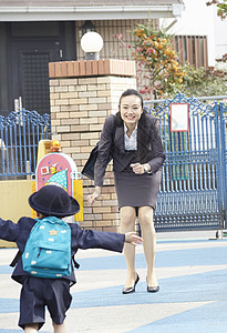  奔跑向母亲的小学生图片