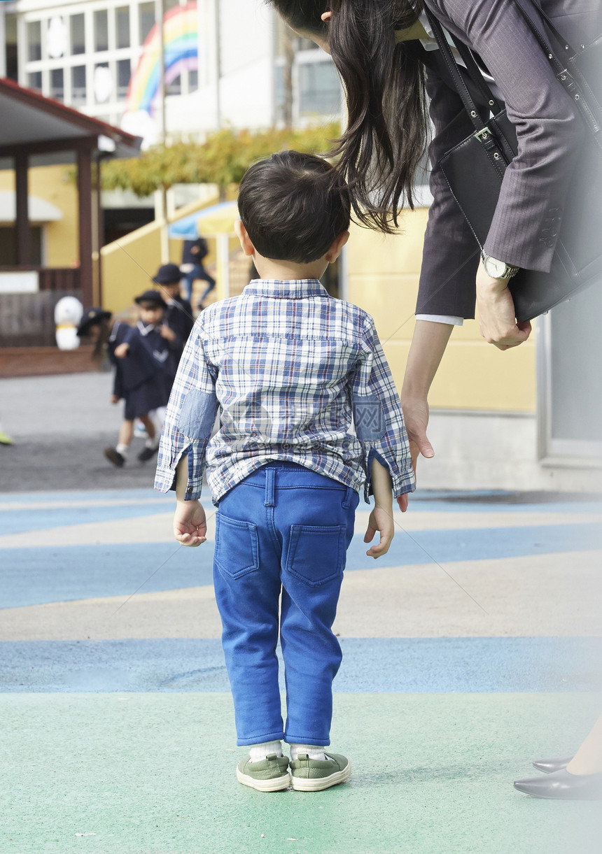   和母亲告别的小学生图片