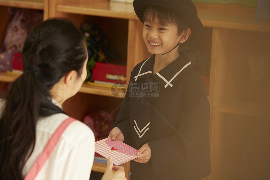  送给老师礼物的小学生图片