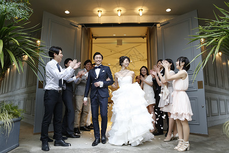 小洋装婚礼现场的新人与伴郎伴娘背景