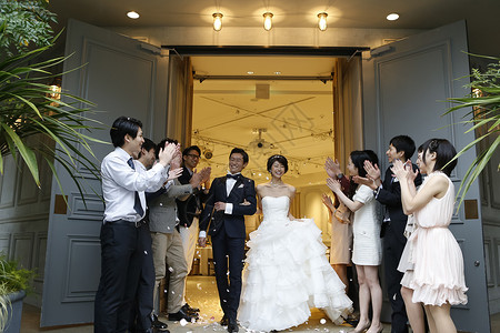 婚礼现场的新人与伴郎伴娘高清图片