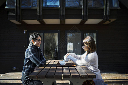 年轻夫妇享受户外下午茶图片