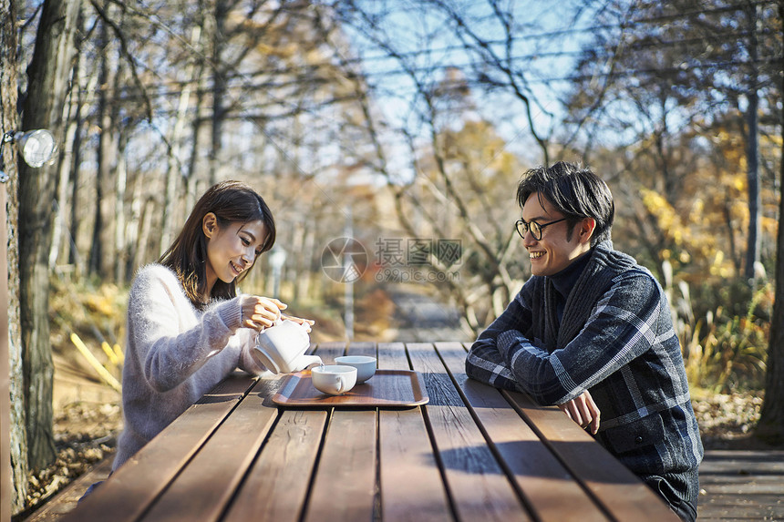 年轻夫妇享受户外下午茶图片