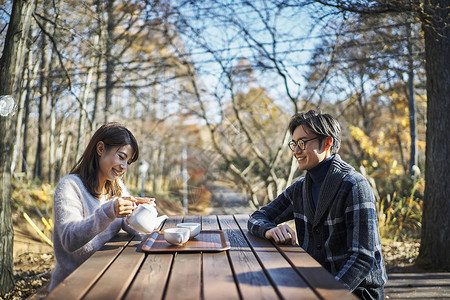 年轻夫妇享受户外下午茶图片