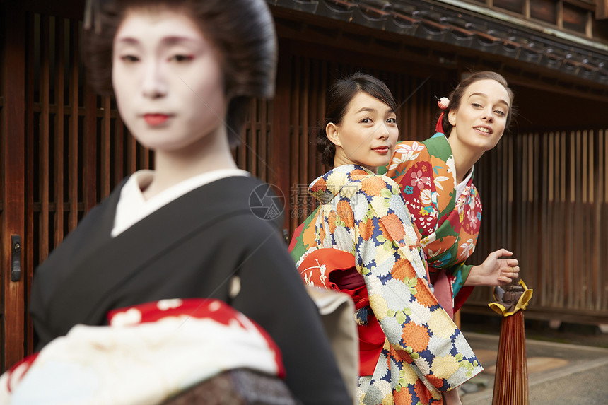 游客路过日本传统歌舞艺妓图片