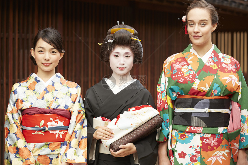 日本游客与传统歌舞艺妓合影图片