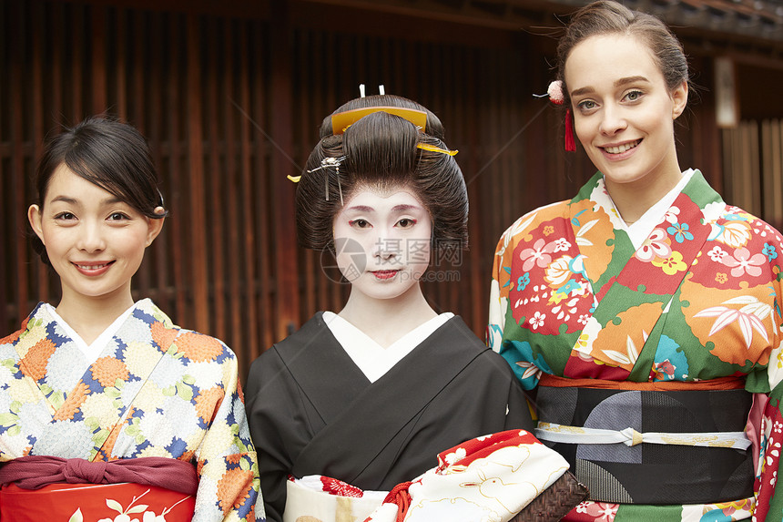 日本游客与传统歌舞艺妓合影图片