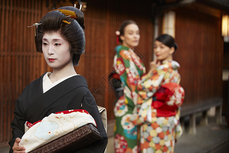 日本传统歌舞艺妓路过游客图片