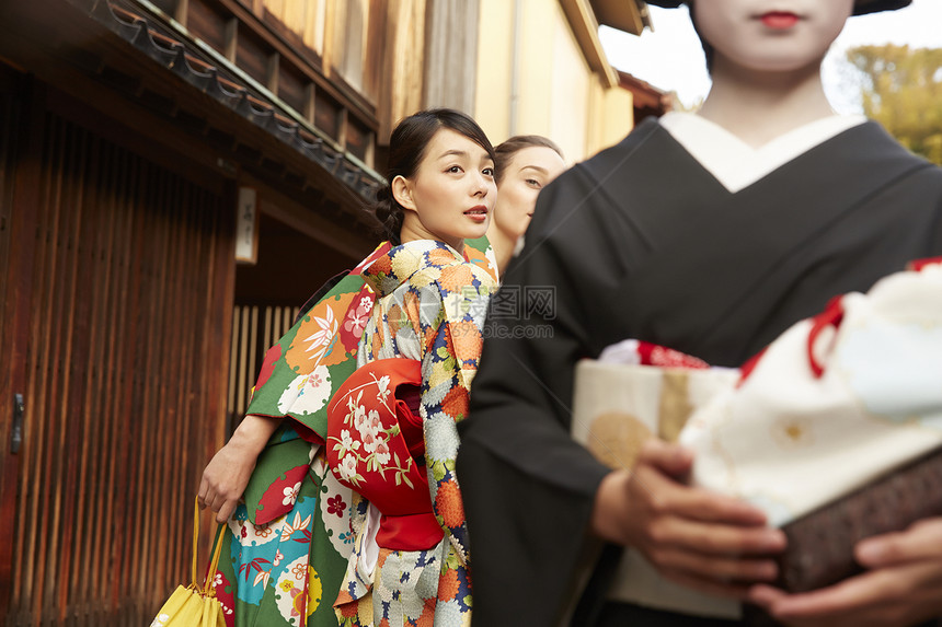 游客路过日本传统歌舞艺妓图片