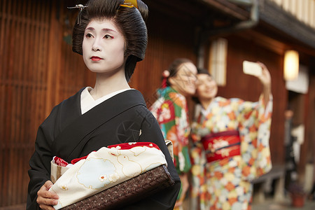 日本年轻的歌舞艺妓背景图片