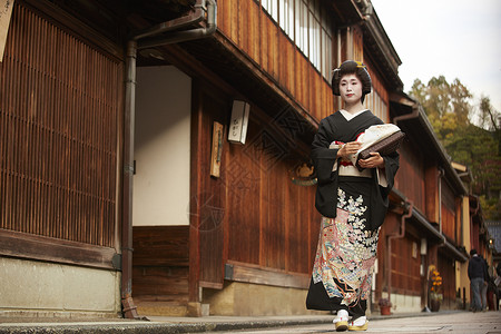 日本年轻的歌舞艺妓走在路上图片