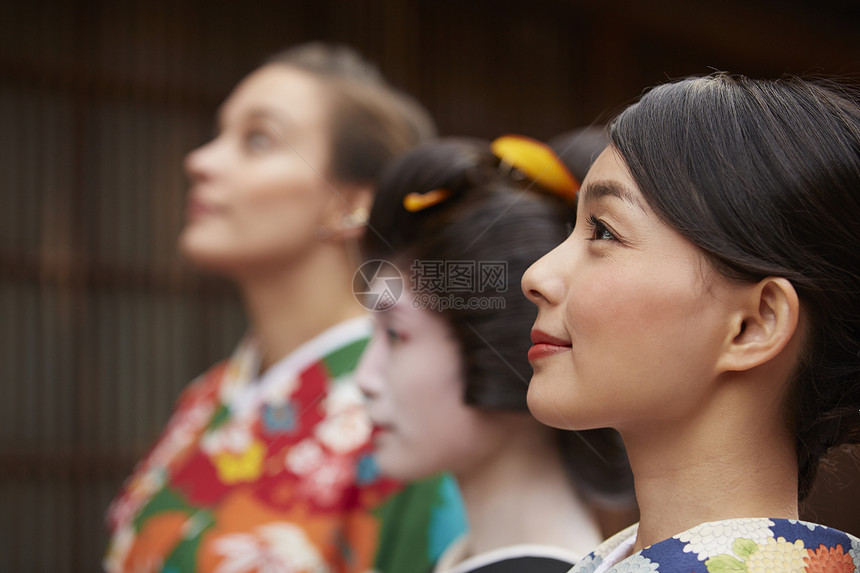游客与日本传统歌舞艺妓图片
