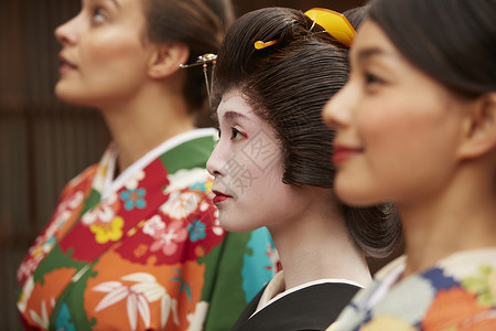 游客与日本传统歌舞艺妓图片