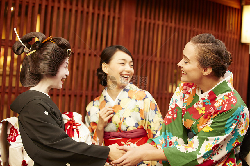 外国游客与日本传统歌舞艺妓握手图片