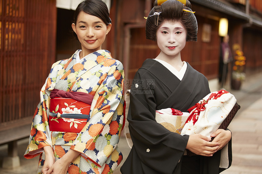 穿着和服的日本女人与艺伎看着镜头图片
