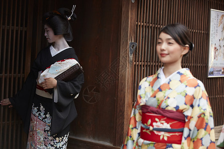 茶屋町穿着和服的女人和艺伎图片