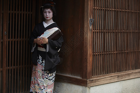 茶屋町穿着和服的艺伎图片