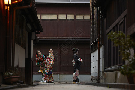 茶屋町穿着和服的女人和艺伎外国女人回头看图片