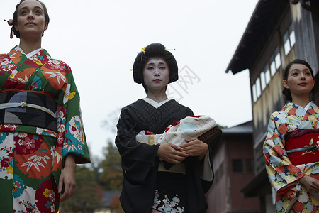 茶屋町穿着和服的女人和艺伎背景图片
