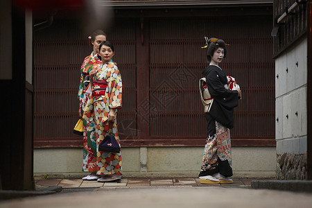 茶屋町穿着和服的女人和艺伎外国女人回头看图片