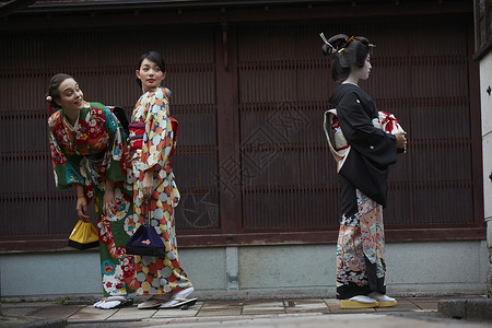 茶屋町穿着和服的女人和艺伎外国女人回头看高清图片