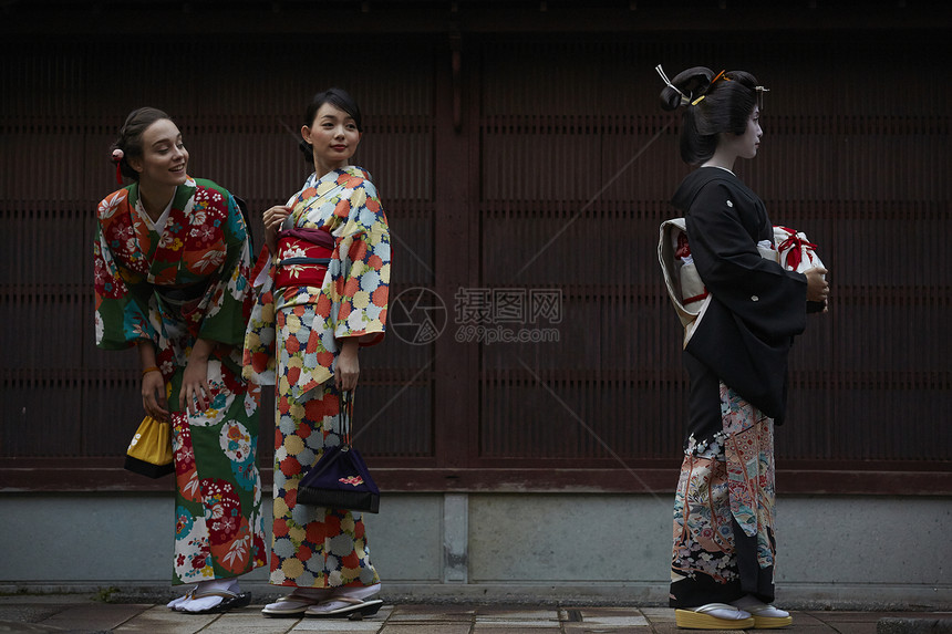 茶屋町穿着和服的女人和艺伎外国女人回头看图片