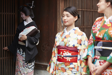 茶屋町穿着和服的女人和艺伎高清图片