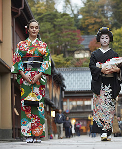 茶屋町穿着和服的外国女人和艺伎背景图片