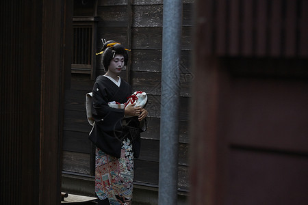 歌舞伎茶屋町穿着和服的艺伎背景